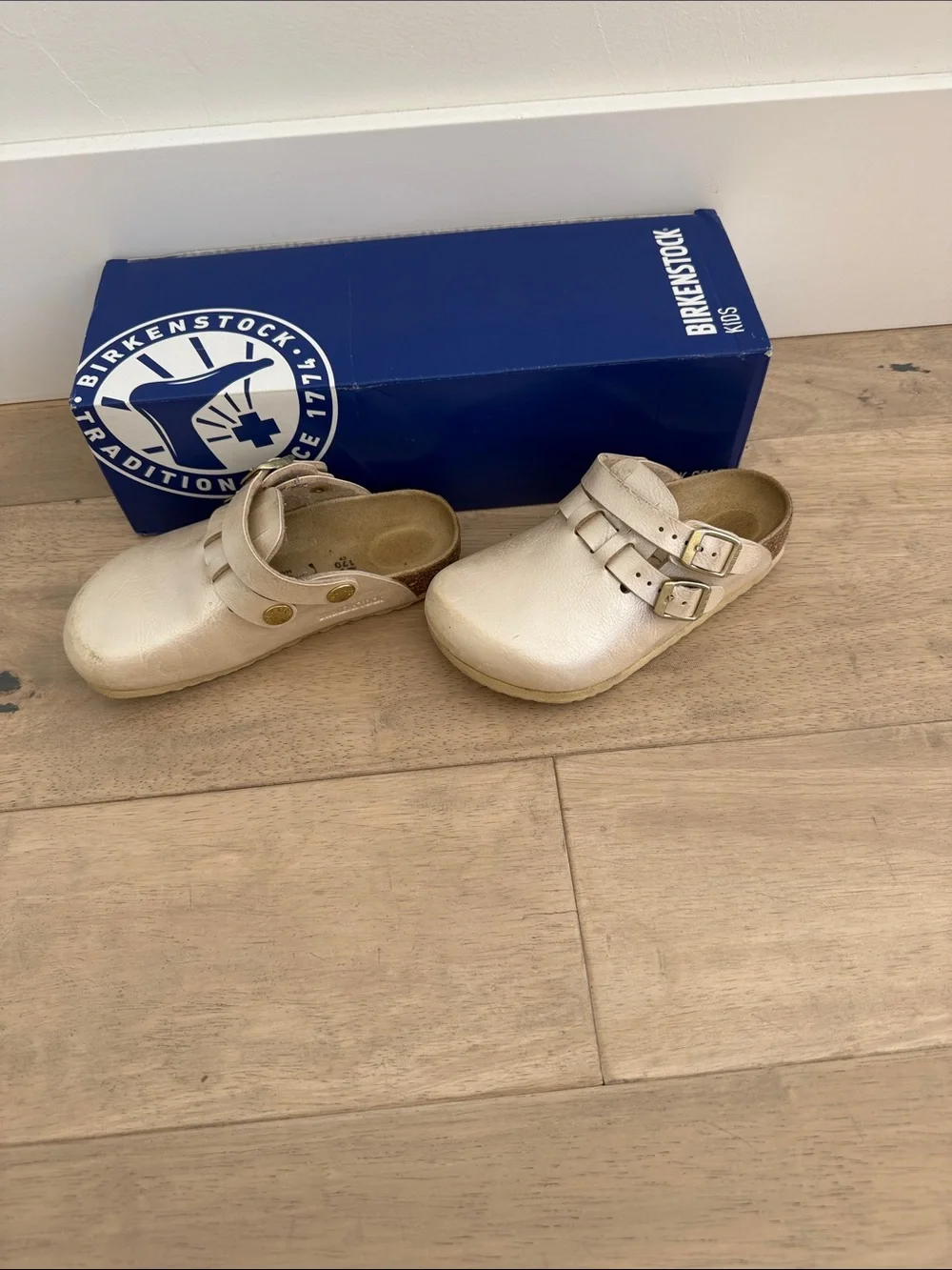 Birkenstock Kids Metallic Pearl Clogs - Pearl Cream - Kay kids size 27